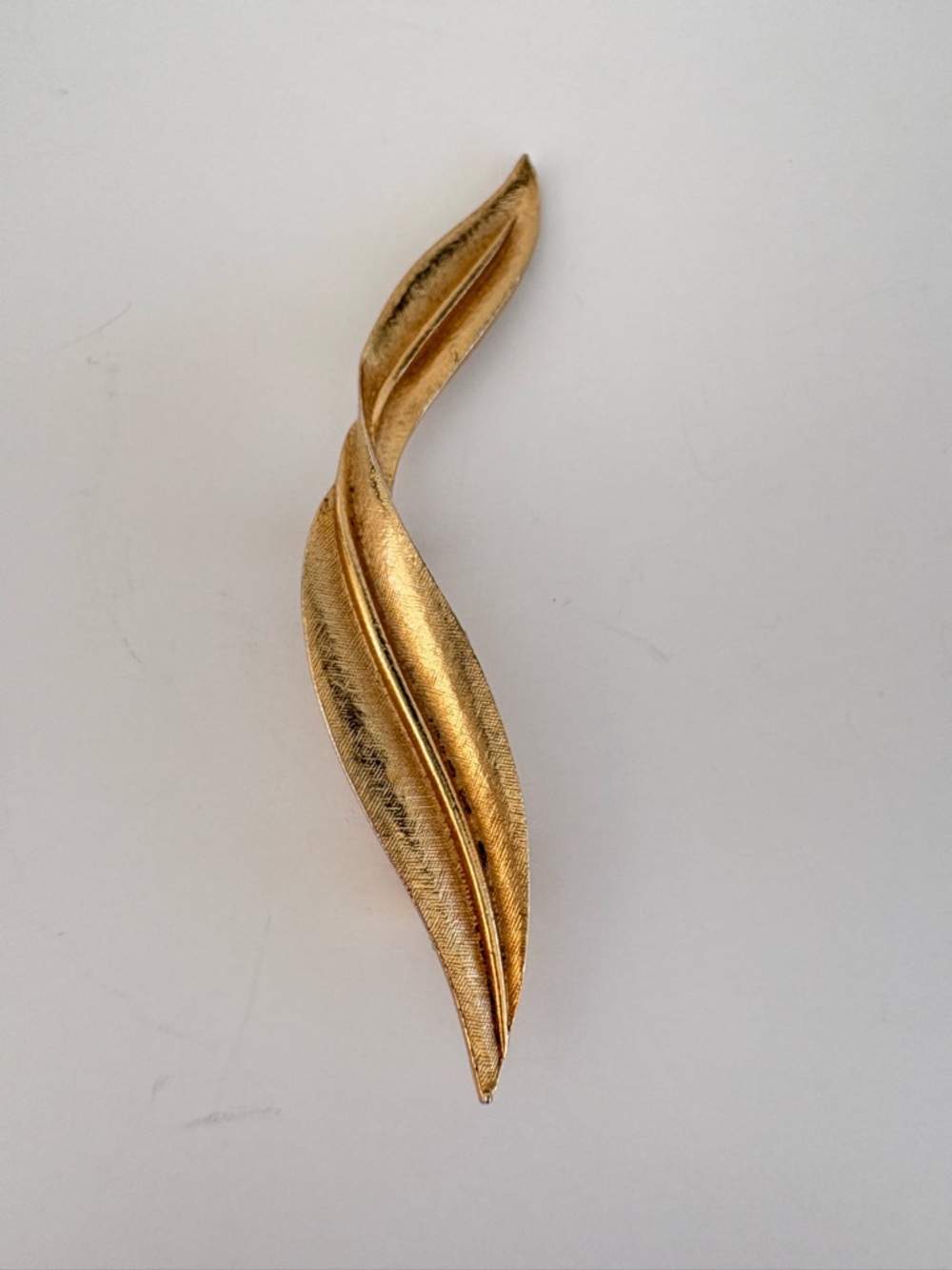 Gold Leaf Sculptural Brooch Textured Gold Tone Statement Pin - Picture 3 of 11